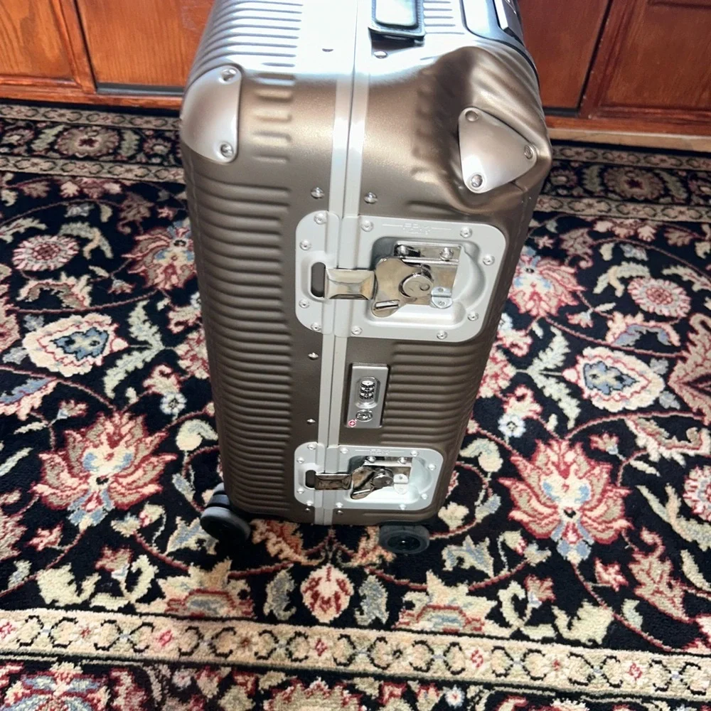 FPM Milano light spinner suitcase made in Italy NWT